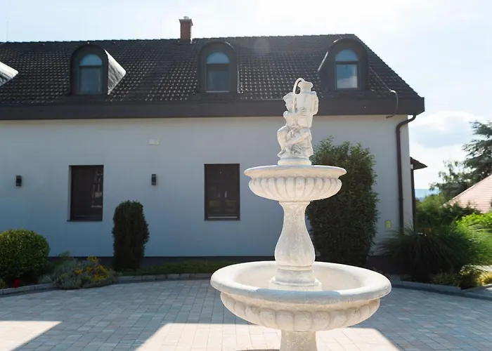 ゲストハウス Katzer Badacsonytördemic